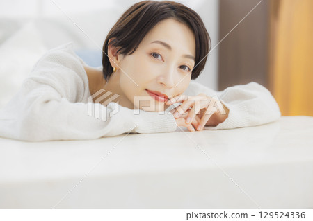 中年婦女在房間裡放鬆 129524336