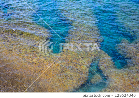沖繩縣的邊戶岬高原、岩石、草地、大海和珊瑚 129524346