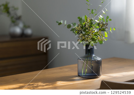 A flower in a vase 129524539