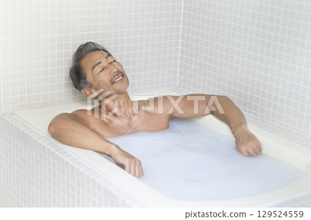 一位 60 多歲的男子正在洗澡 129524559