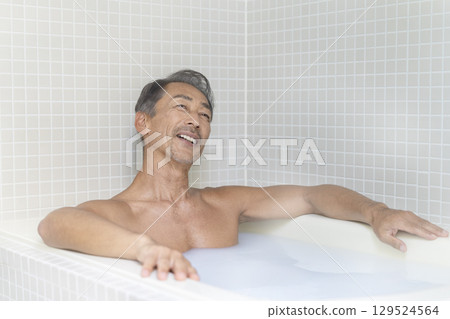 一位 60 多歲的男子正在洗澡 129524564