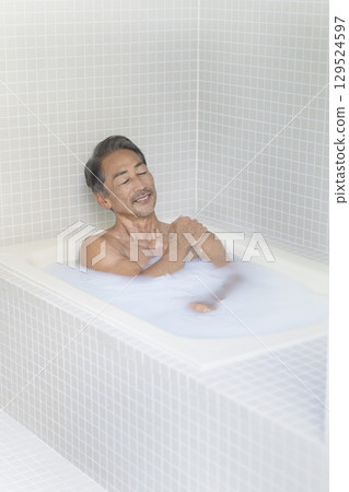 一位 60 多歲的男子正在洗澡 129524597