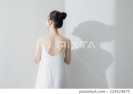 女人伸展 129524675