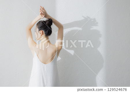 女人伸展 129524676