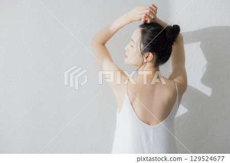 Women stretching 129524677