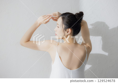 女人伸展 129524678