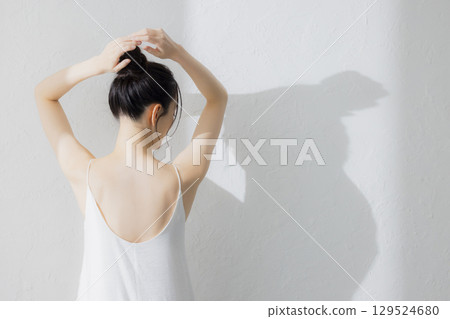 Women stretching 129524680