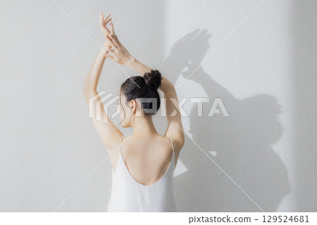 Women stretching 129524681