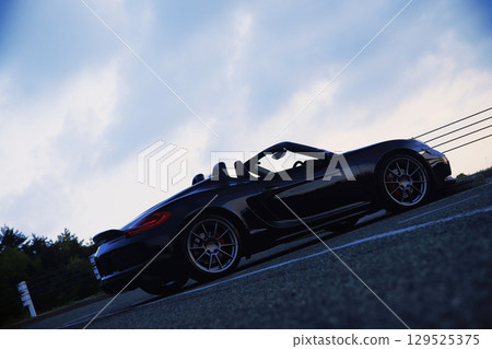 有光澤的黑色敞篷車 有光澤的黑色敞篷車 129525375