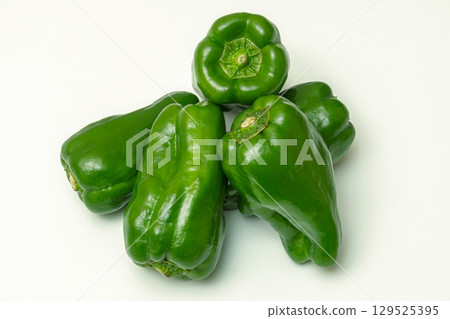 白色背景中的新鮮青椒 129525395