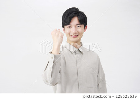 20 多歲男子，握拳，白色背景 129525639