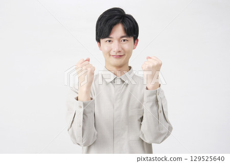 20 多歲男子，握拳，白色背景 129525640