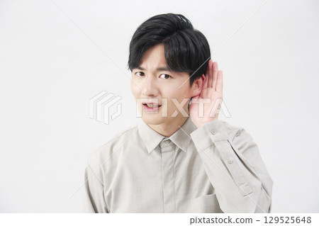 男人，用手摀住耳朵聽音樂，20 多歲，白色背景 129525648