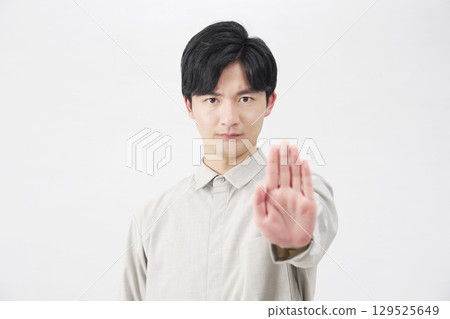 男性、禁止姿勢、20 多歲、白色背景 129525649