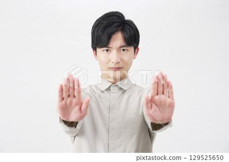 Male, prohibited pose, 20s, white background 129525650