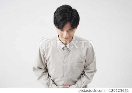 Male apology, 20s, white background 129525661