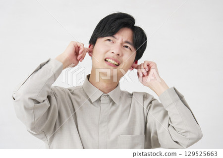摀住耳朵的男子，20 多歲，白色背景 129525663