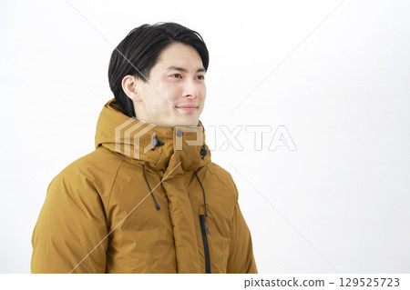 穿羽絨外套的男人，肖像，白色背景 129525723