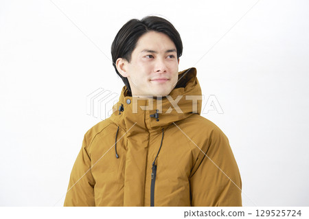 穿羽絨外套的男人，肖像，白色背景 129525724