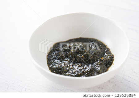 Akamoku seaweed pickled in soy sauce 129526884