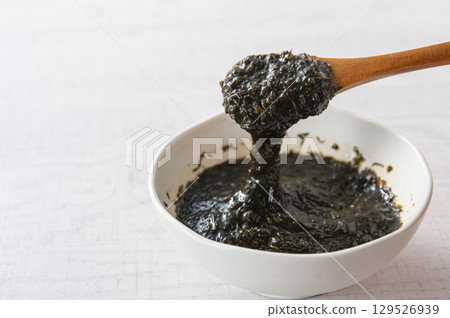 Akamoku seaweed pickled in soy sauce 129526939