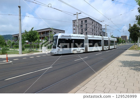 奧地利：郊區住宅區和電車 129526999