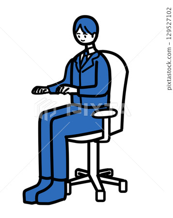 男辦公室職員坐在椅子上工作 129527102