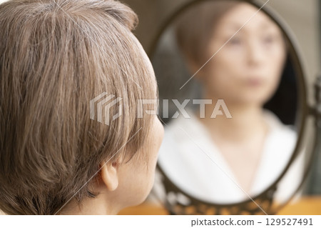 因老化而出現皺紋和皮膚鬆弛的老年女性 129527491