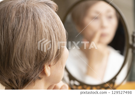 Senior women with wrinkles and sagging skin due to aging 129527498
