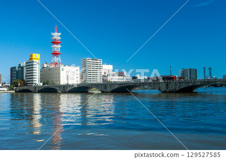 萬代橋和鉸接式巴士 萬代橋和鉸接式巴士 129527585