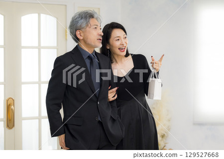 Image of a middle-aged couple dating 129527668