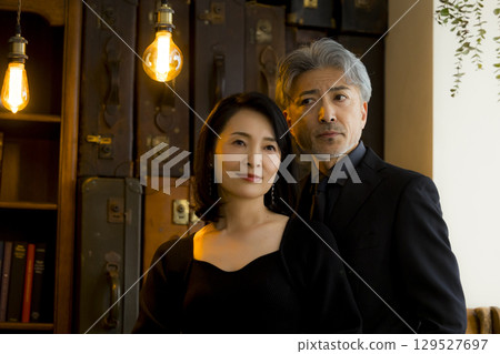 一對中年夫妻約會的形象 一對中年夫妻約會的形象 129527697