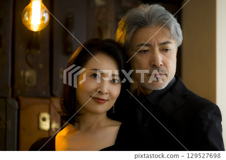 一對中年夫妻約會的形象 129527698