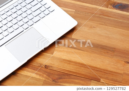 在筆記本電腦上進行辦公桌工作的圖像 129527782