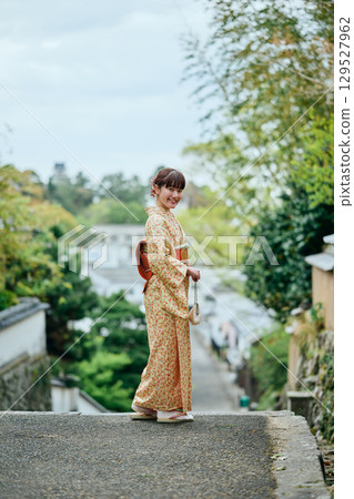 一位身著和服的女子漫步在武士住宅中 129527962