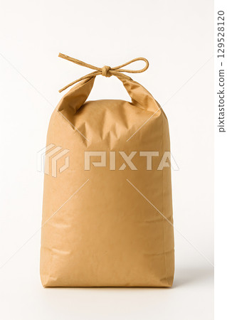 米袋牛皮紙包裝。白色背景的工作室拍攝模型,有可用影印空間 米袋牛皮紙包裝。白色背景的工作室拍攝模型,有可用影印空間 129528120
