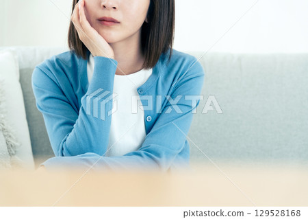 在客廳裡痛苦的年輕女子 129528168