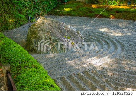 【京都風光】退藏院:兩大雅緻園林:枯山水庭園與池式庭園 【京都風光】退藏院:兩大雅緻園林:枯山水庭園與池式庭園 129528526
