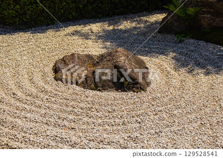 【京都風光】退藏院:兩大雅緻園林:枯山水庭園與池式庭園 【京都風光】退藏院:兩大雅緻園林:枯山水庭園與池式庭園 129528541