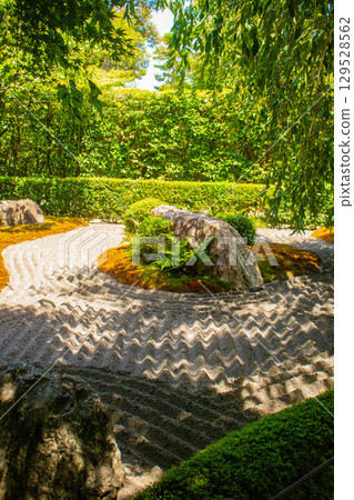[Kyoto Scenery] Taizoin Temple: Two elegant gardens: dry landscape garden and pond-style garden 129528562