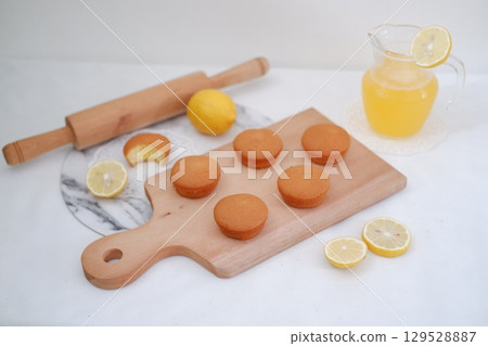 Soft Lemon Sponge Muffins with Fresh Lemonade 129528887