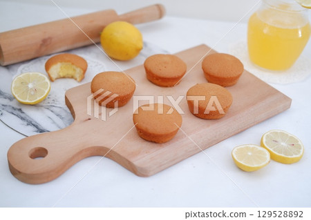 Soft Lemon Sponge Muffins with Fresh Lemonade 129528892