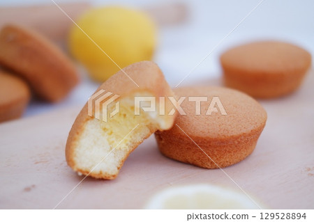 Soft Lemon Sponge Muffins with Fresh Lemonade 129528894