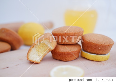Soft Lemon Sponge Muffins with Fresh Lemonade 129528904