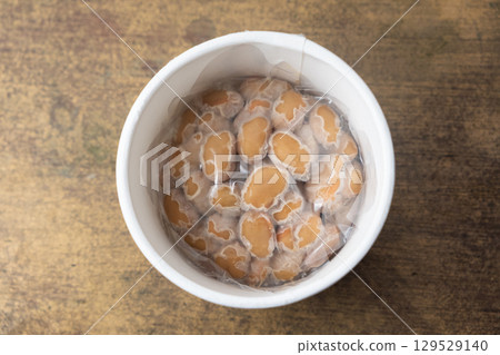 圓杯中的大粒納豆(庫存照片) 圓杯中的大粒納豆(庫存照片) 129529140
