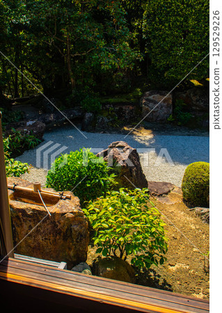 [Kyoto Scenery] Taizoin Temple: Two elegant gardens: dry landscape garden and pond-style garden 129529226