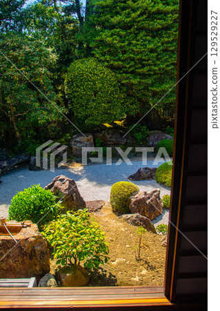 [Kyoto Scenery] Taizoin Temple: Two elegant gardens: dry landscape garden and pond-style garden 129529227