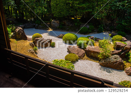 [Kyoto Scenery] Taizoin Temple: Two elegant gardens: dry landscape garden and pond-style garden 129529254