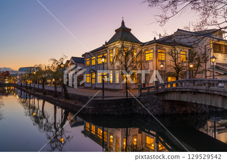 Kurashiki City, Okayama Prefecture in winter: Kurashiki Bikan Historical Quarter at dusk Kurashiki City, Okayama Prefecture in winter: Kurashiki Bikan Historical Quarter at dusk 129529542