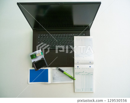 Laptop, ballpoint pen, invoice, delivery note, numbering, stamp pad 129530556
